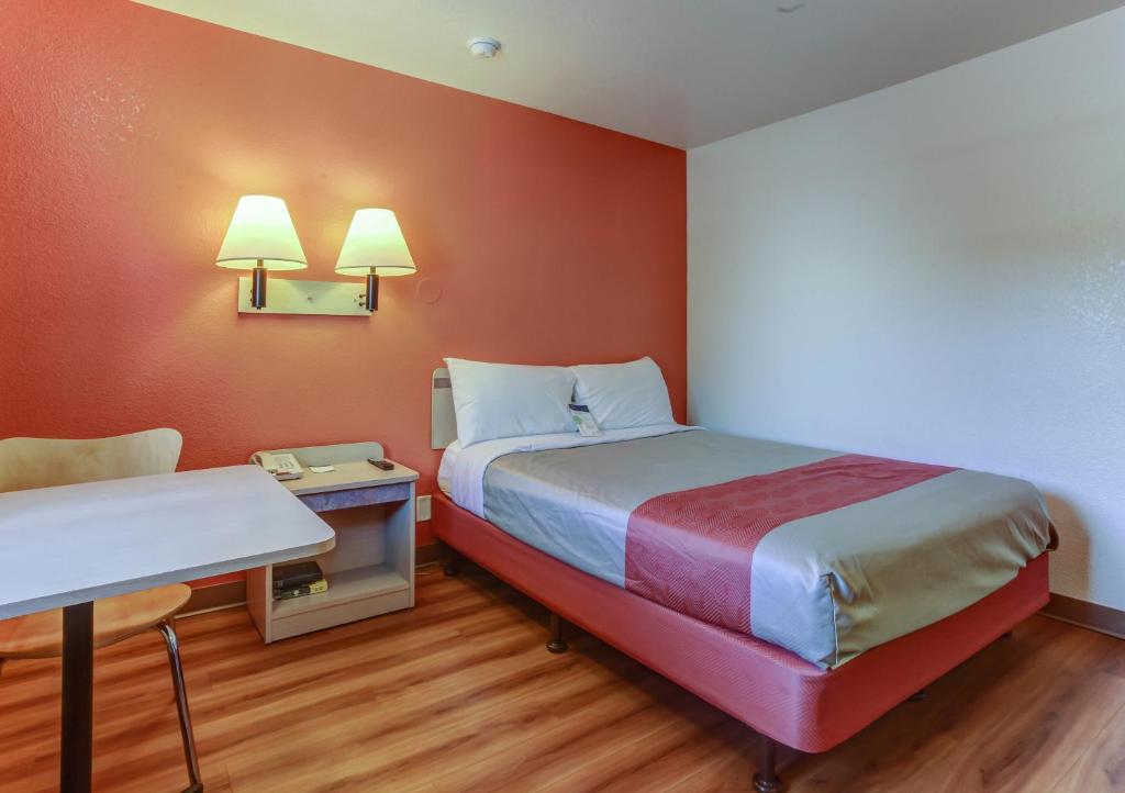 Postel nebo postele na pokoji v ubytování Motel 6-Grants Pass, OR