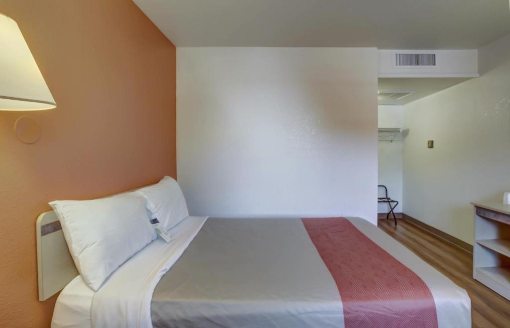 Postel nebo postele na pokoji v ubytování Motel 6-Grants Pass, OR