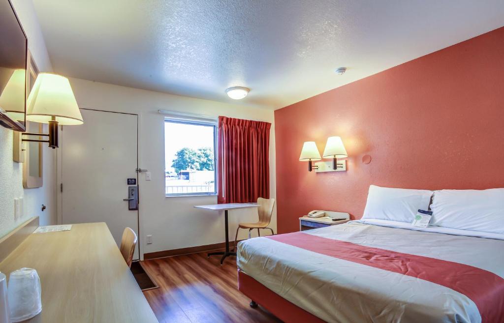 Postel nebo postele na pokoji v ubytování Motel 6-Grants Pass, OR