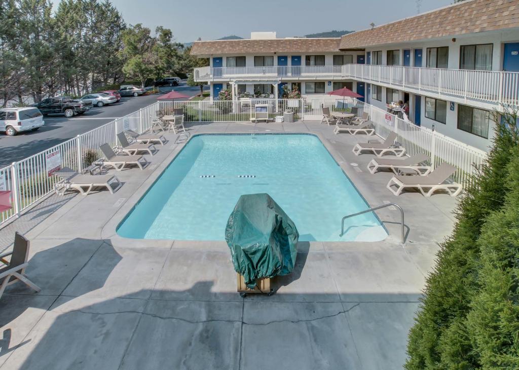 Bazén v ubytování Motel 6-Grants Pass, OR nebo v jeho okolí