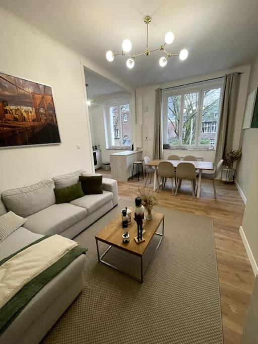 un salon avec un canapé et une table dans l'établissement Magnifique cocon familial - 8 personnes - Parking inclus, à Arras