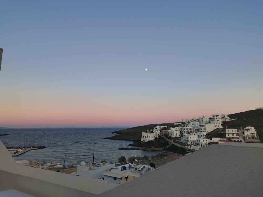 卢特拉Aetherian Suites的从建筑物屋顶看到的海景