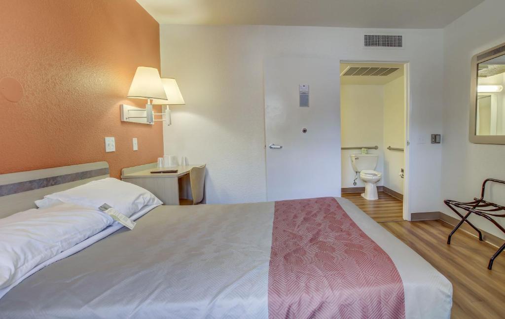 Postel nebo postele na pokoji v ubytování Motel 6-Grants Pass, OR