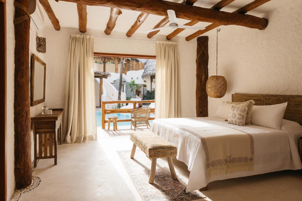 Postel nebo postele na pokoji v ubytování Casa Las Tortugas Petit Beach Hotel & Spa