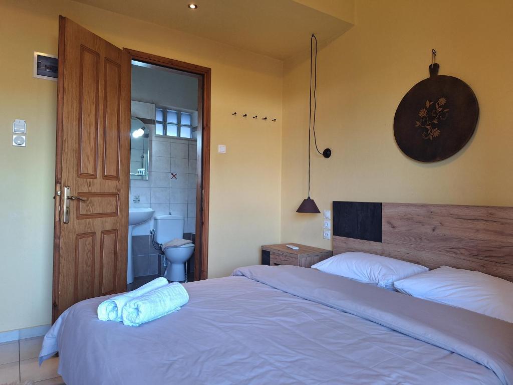 Posteľ alebo postele v izbe v ubytovaní Skourgias Rooms