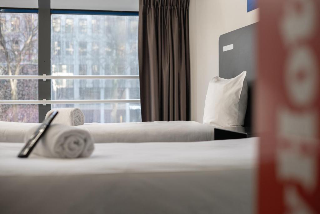 easyHotel Rotterdam City Centre - Resim 7