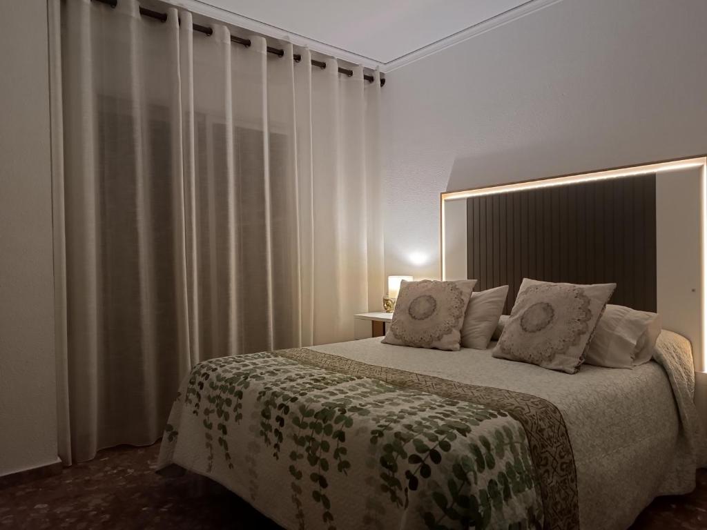 1 dormitorio con 1 cama grande con almohadas en Habitación Luxurious Gran Budha, en Oliva
