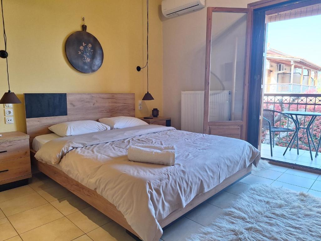 Posteľ alebo postele v izbe v ubytovaní Skourgias Rooms