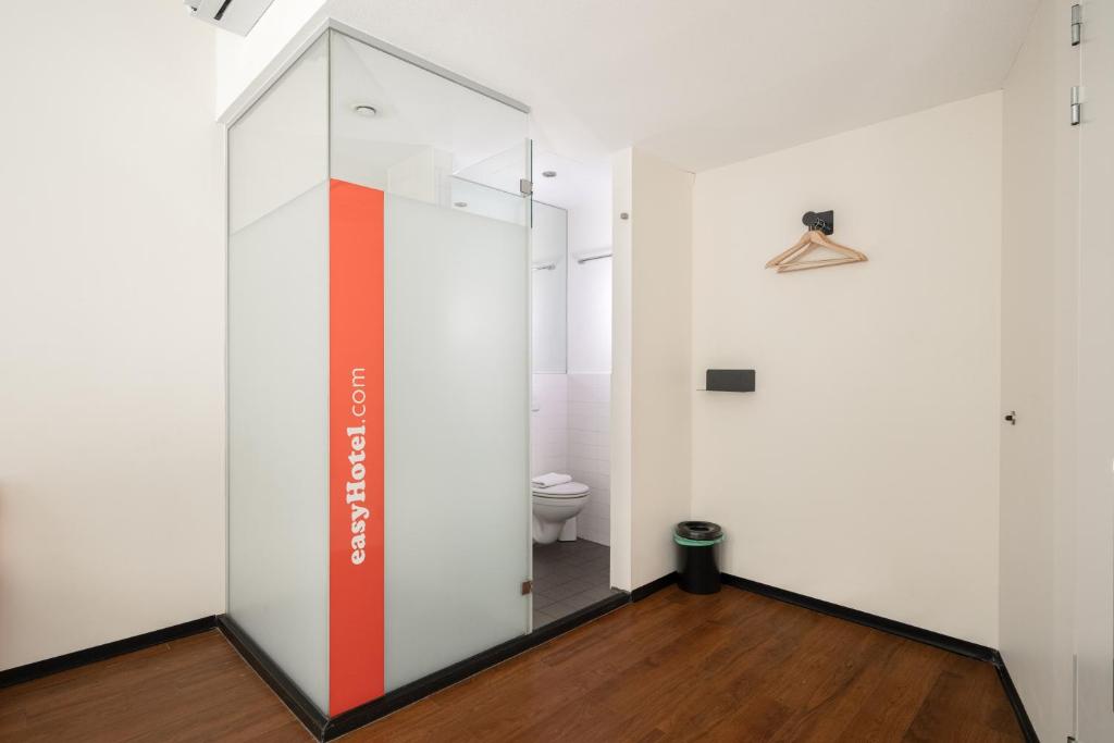 easyHotel Rotterdam City Centre - Resim 30