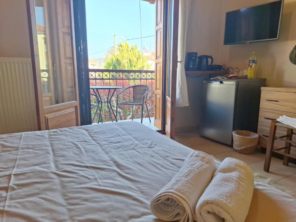 Posteľ alebo postele v izbe v ubytovaní Skourgias Rooms
