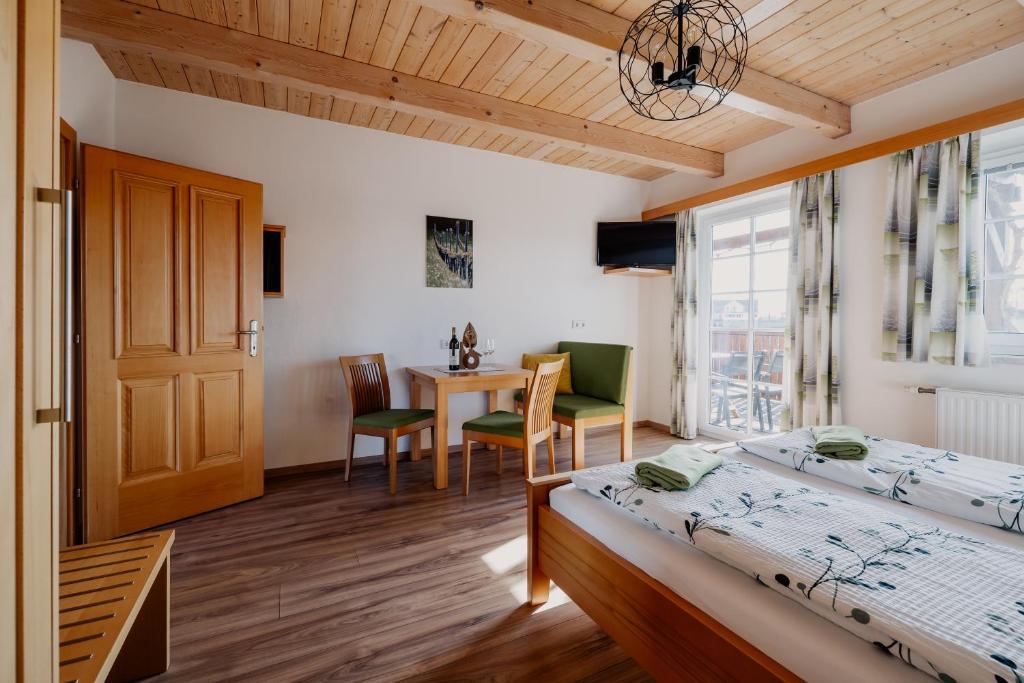 Postel nebo postele na pokoji v ubytování Weingut Sternat vlg. Schmalzpeter