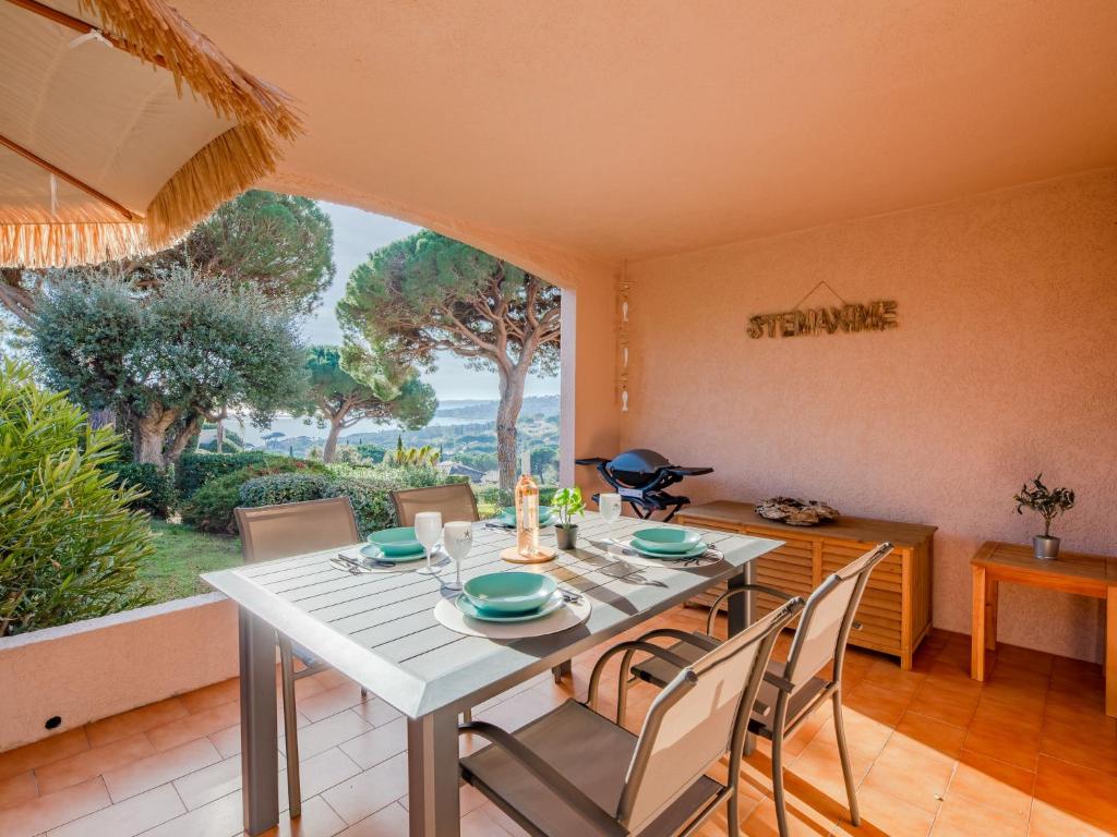 une salle à manger avec une table et des chaises et une fenêtre dans l'établissement Apartment Les Coteaux de la Nartelle-30 by Interhome, à Sainte-Maxime