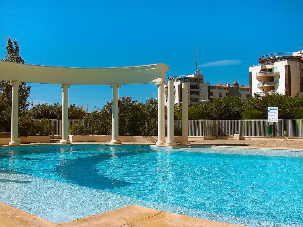 une grande piscine avec un kiosque dans une ville dans l'établissement Apartment Les Colonnes de Circé by Interhome, au Cap d'Agde