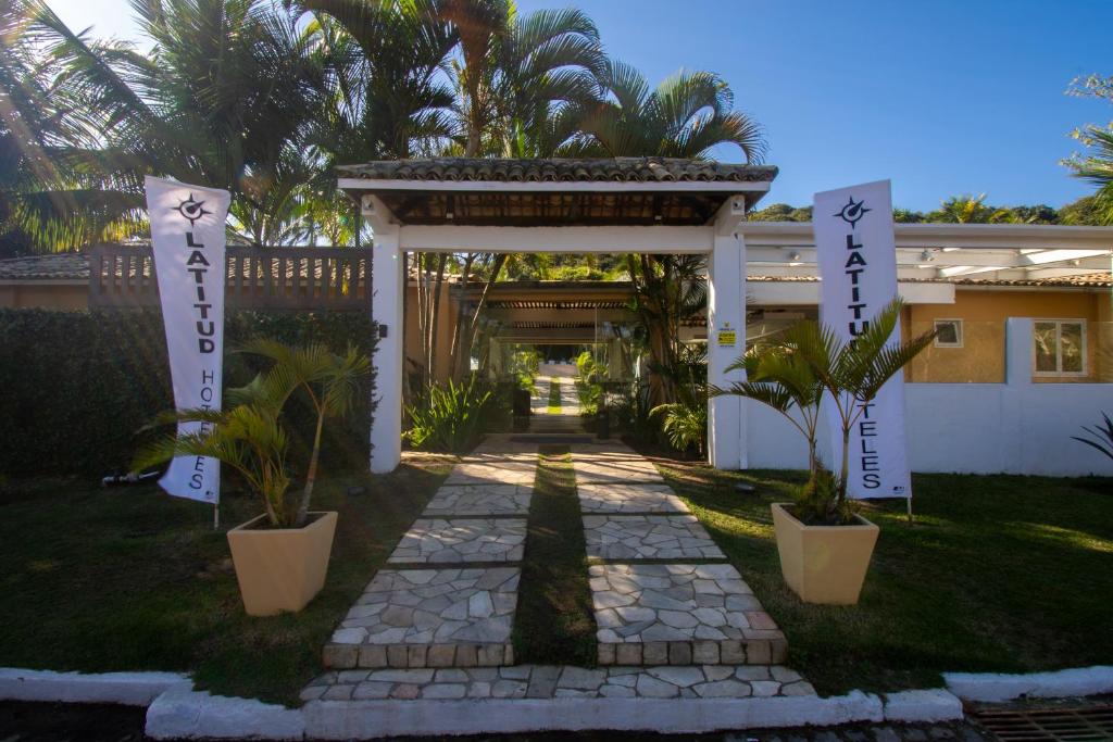 una pasarela que conduce a un edificio con una puerta en Hotel Latitud Buzios by Latitud Hoteles en Búzios