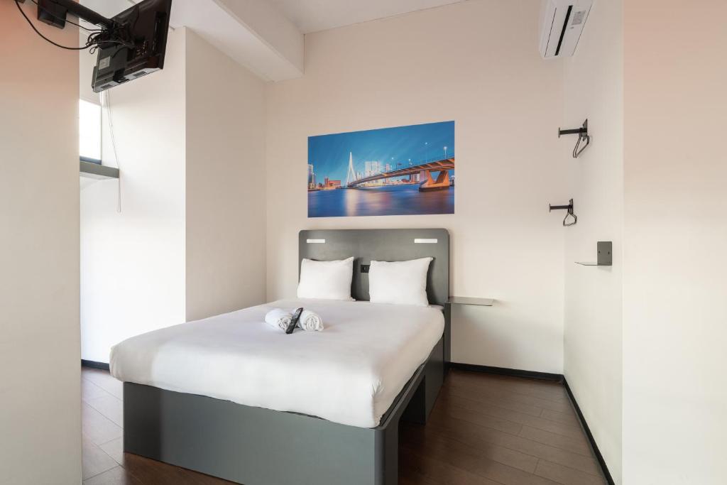easyHotel Rotterdam City Centre - Resim 18