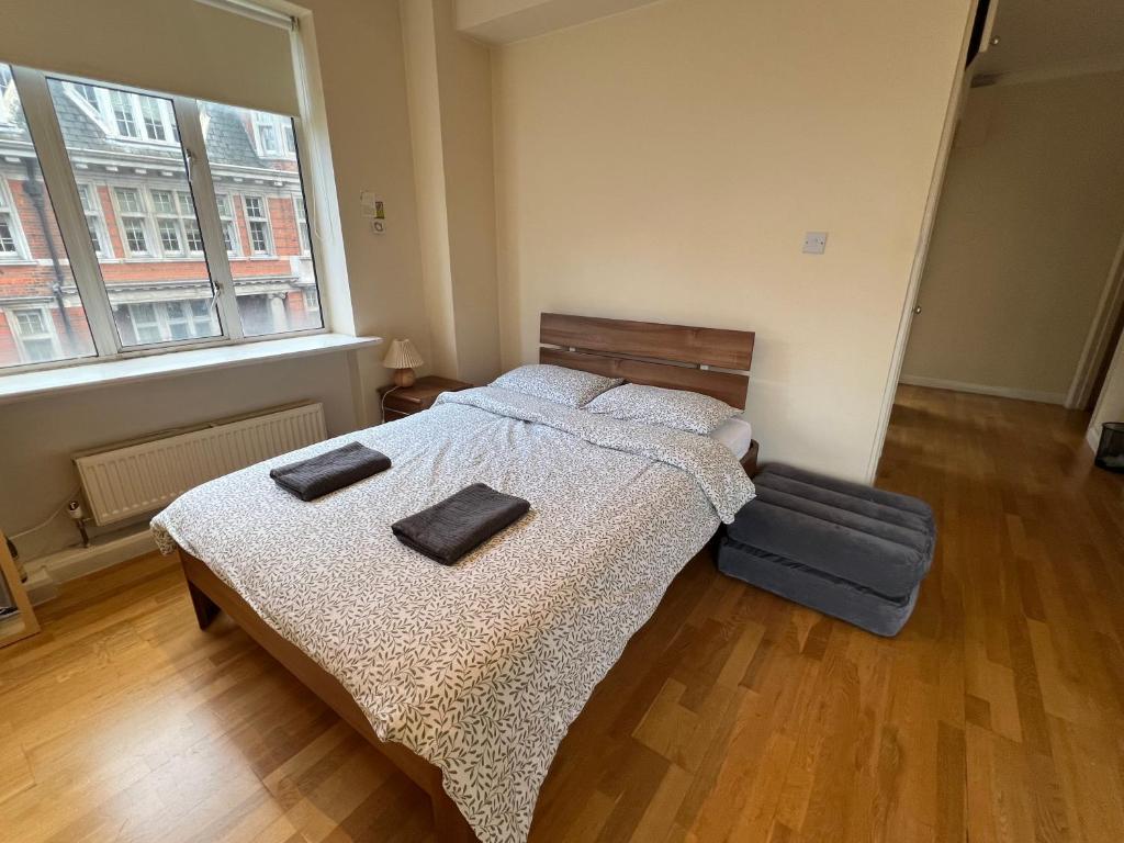 Un pat sau paturi într-o cameră la Warren Court Apartment