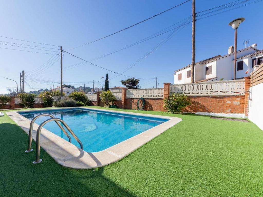 una piscina con tobogán en un césped verde en Holiday Home Alcazar by Interhome, en Creixell