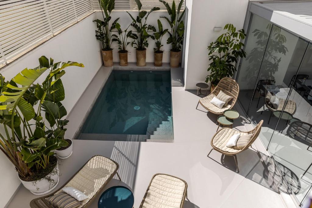 - une piscine sur un balcon avec des chaises et des plantes dans l'établissement Palazzo Console, à Lecce