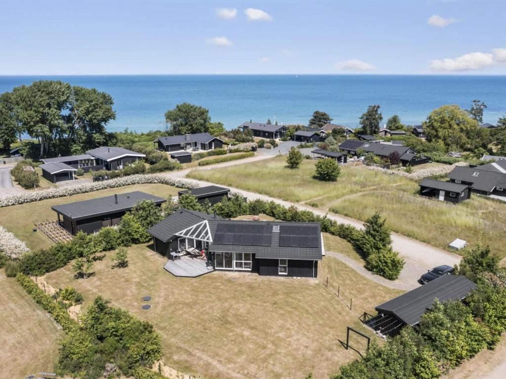 uma vista aérea de uma casa com o oceano em Holiday Home Yall - all inclusive - 175m from the sea by Interhome em Nyrup