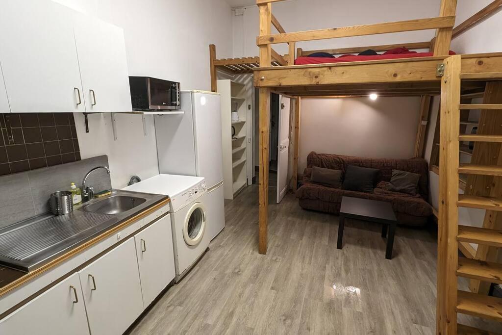 uma pequena cozinha com um lavatório e um beliche em Le Rochereau YourHostHelper em Grenoble