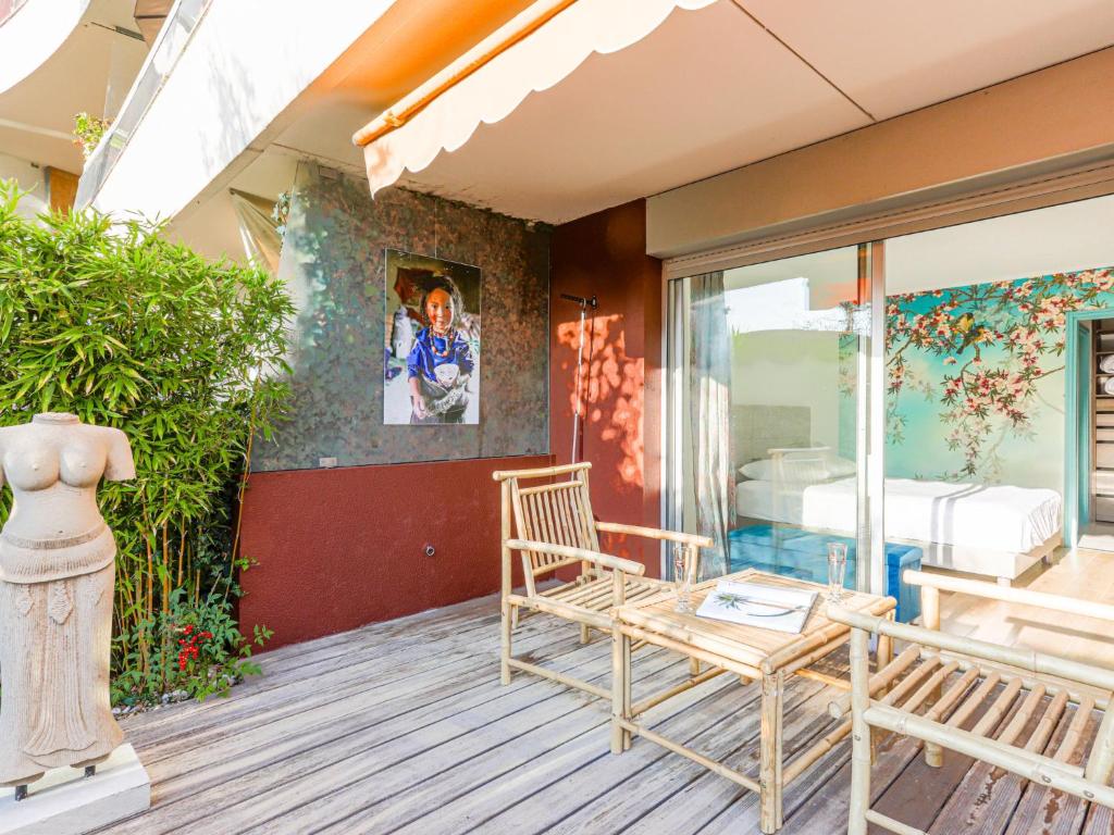 une chambre avec un lit et une chaise sur une terrasse dans l'établissement Apartment Les Belles Terres by Interhome, à Nice