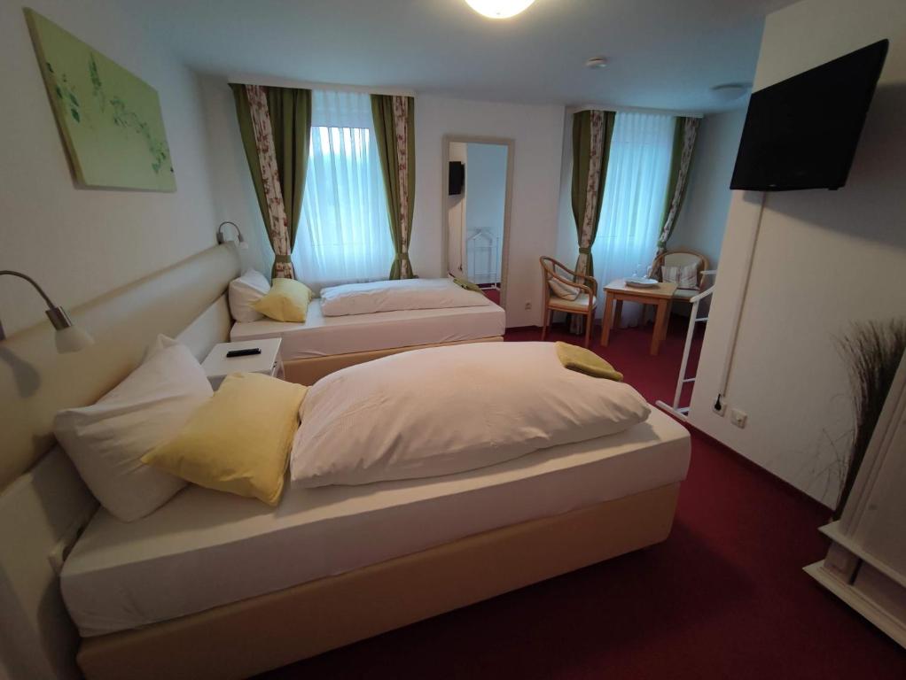 Habitación de hotel con 2 camas y sofá en Room in Guest room - Pension Forelle - Doppelzimmer, en Forbach