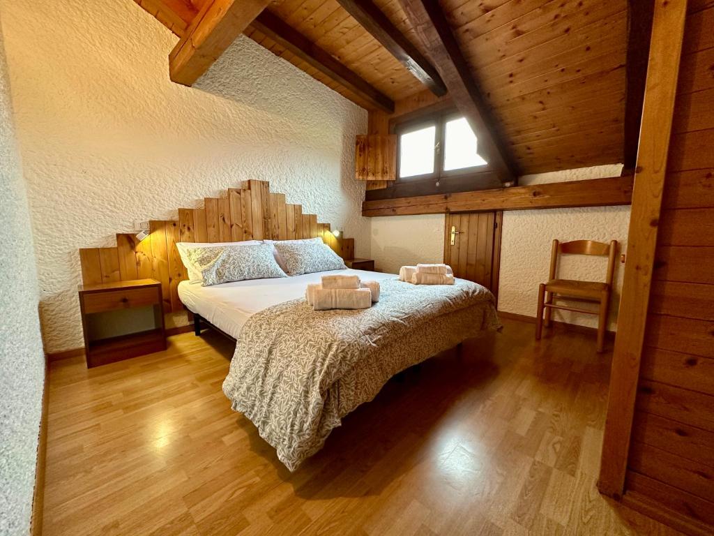 1 dormitorio con 1 cama con 2 toallas en Val di Sole Apartment, en Monclassico