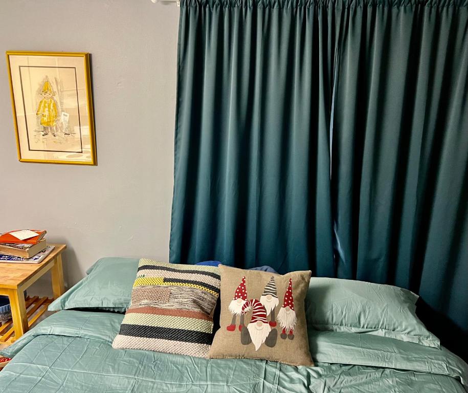 een slaapkamer met een bed met een blauw gordijn bij Cozy Penn King Studio w Kitchen and Free Street Parking! in Philadelphia