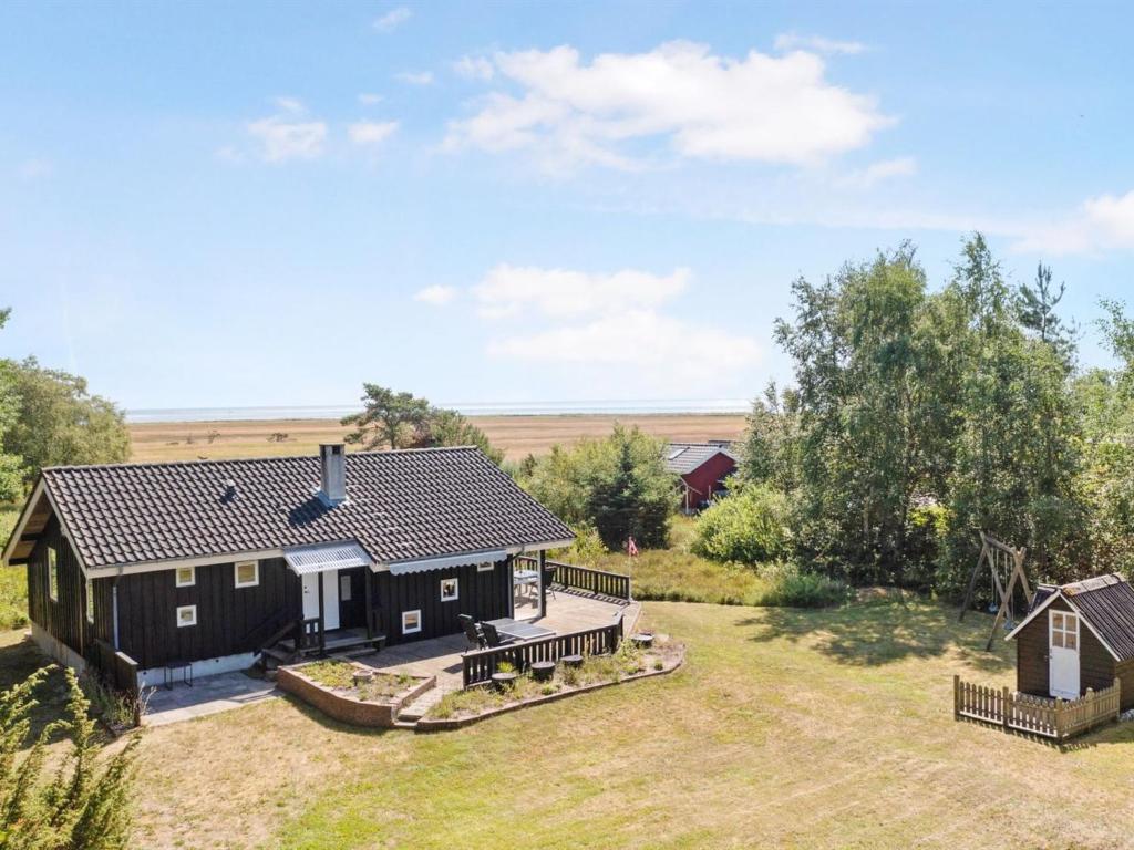 ein Haus mit einem großen Hof mit einem Haus in der Unterkunft Holiday Home Griselda - all inclusive - 400m from the sea by Interhome in Hadsund