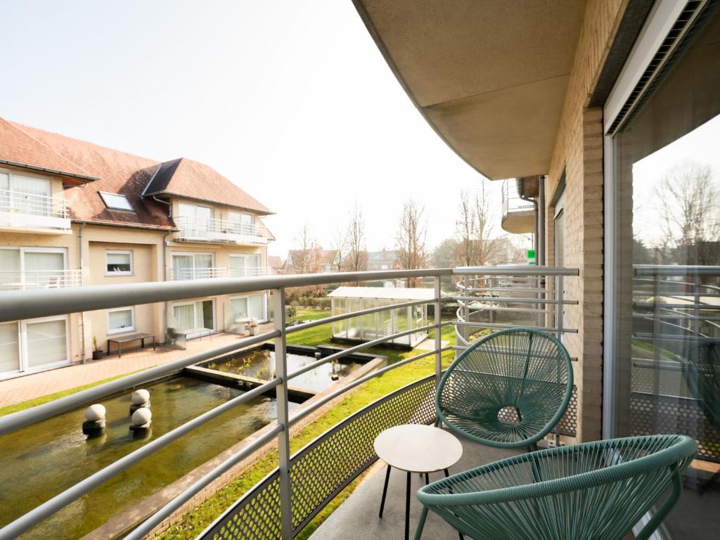 2 sedie e un tavolo sul balcone di Apartment Green Garden-11 by Interhome a De Haan