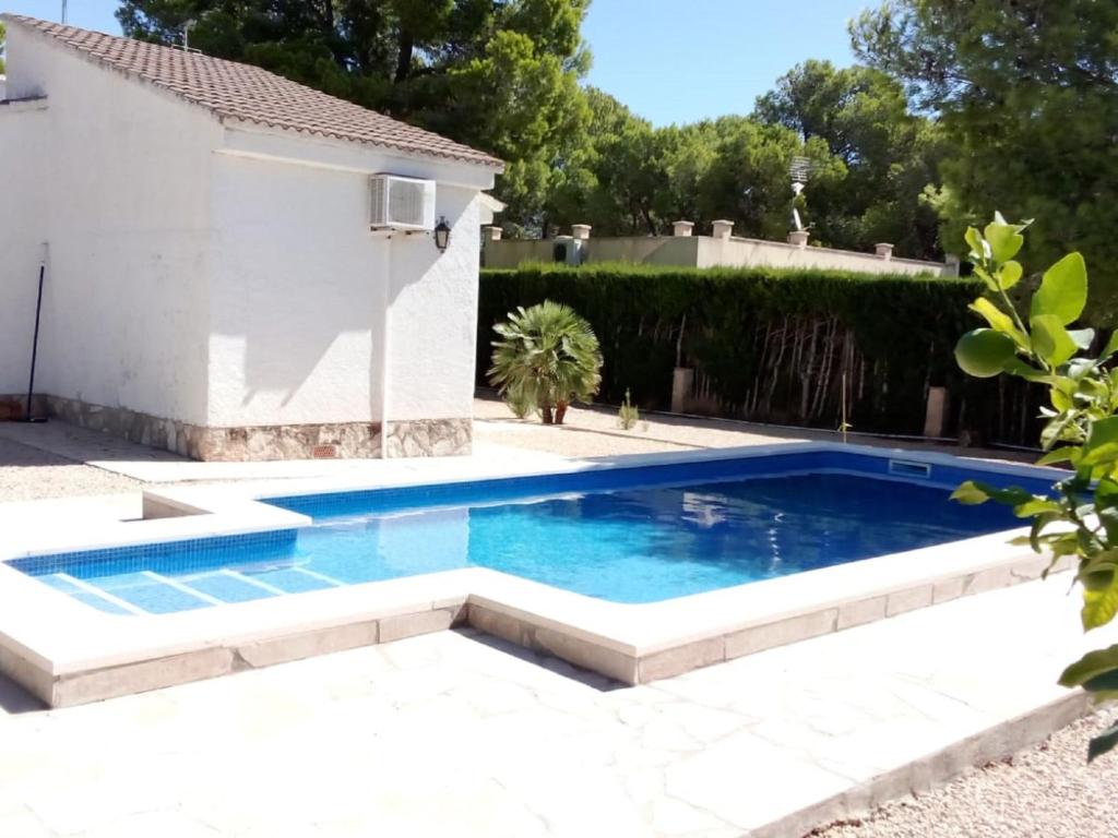 einen Pool im Hinterhof eines Hauses in der Unterkunft Villa Soleil III by Interhome in L'Ametlla de Mar