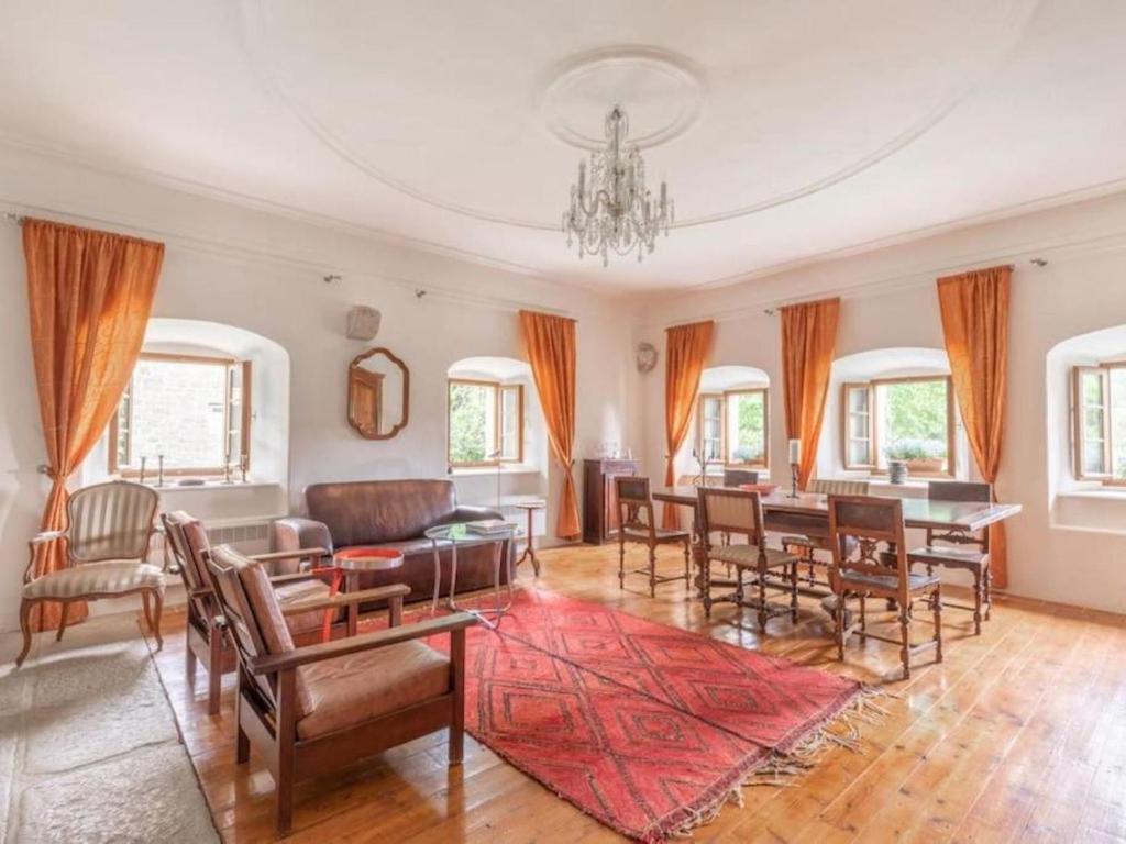 uma sala de estar com mesa e cadeiras e uma sala de jantar em Holiday Home Kunějov by Interhome em Člunek