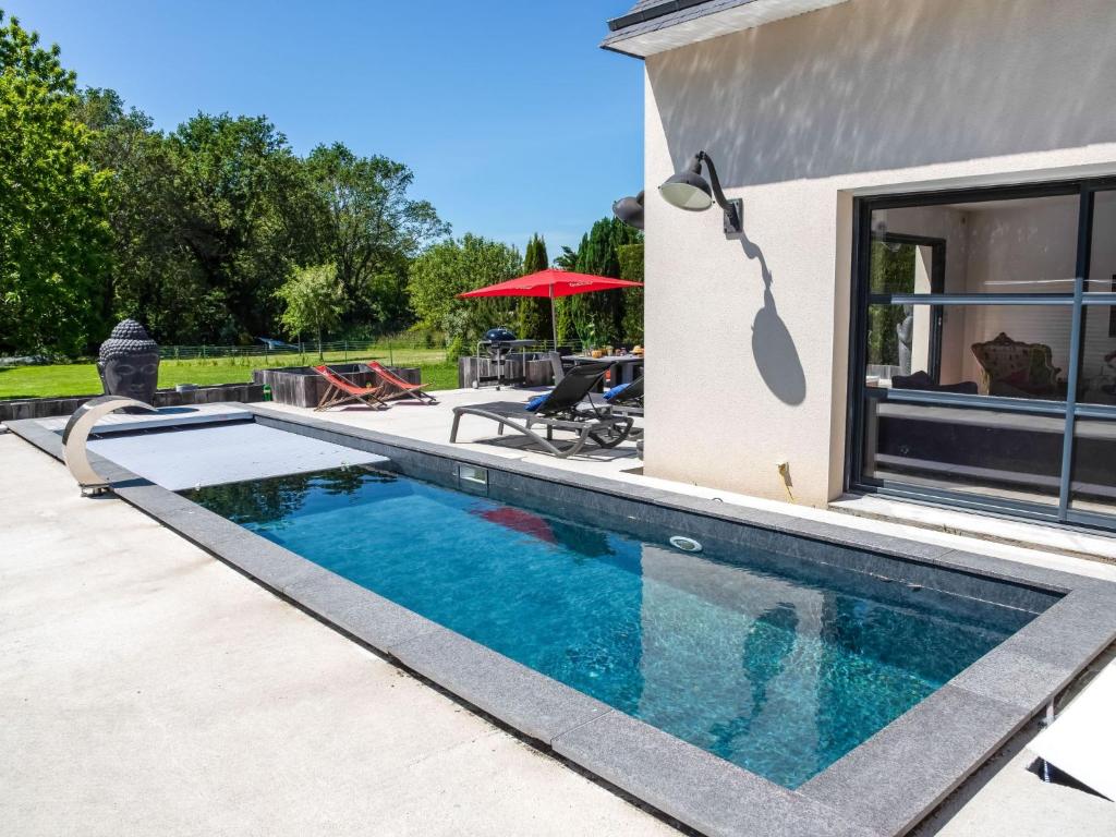 Bazén v ubytování Holiday Home Quelvezin by Interhome nebo v jeho okolí