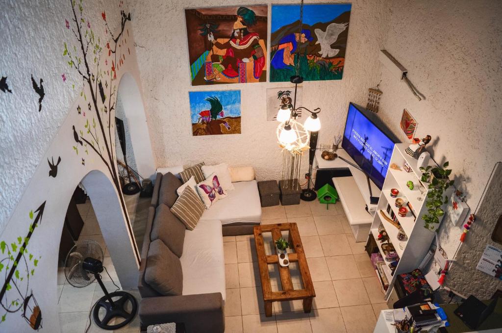TV a/nebo společenská místnost v ubytování Naranjo Hostel