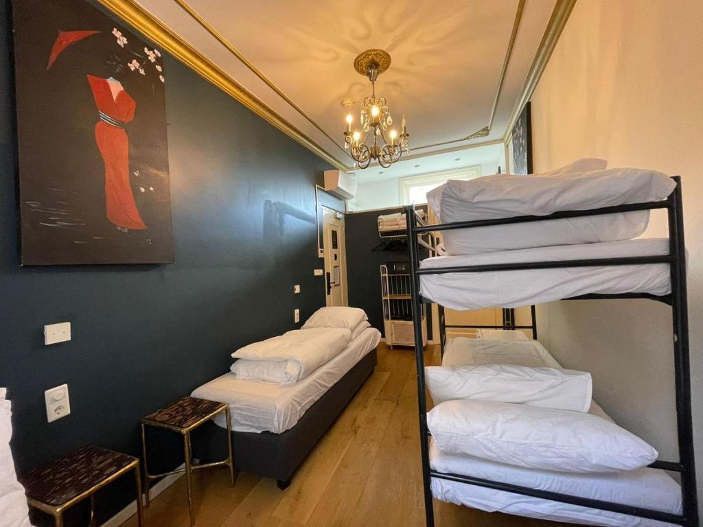 eine Gruppe von Etagenbetten in einem Zimmer in der Unterkunft Amsterdam Rembrandt Square city center Hotel in Amsterdam