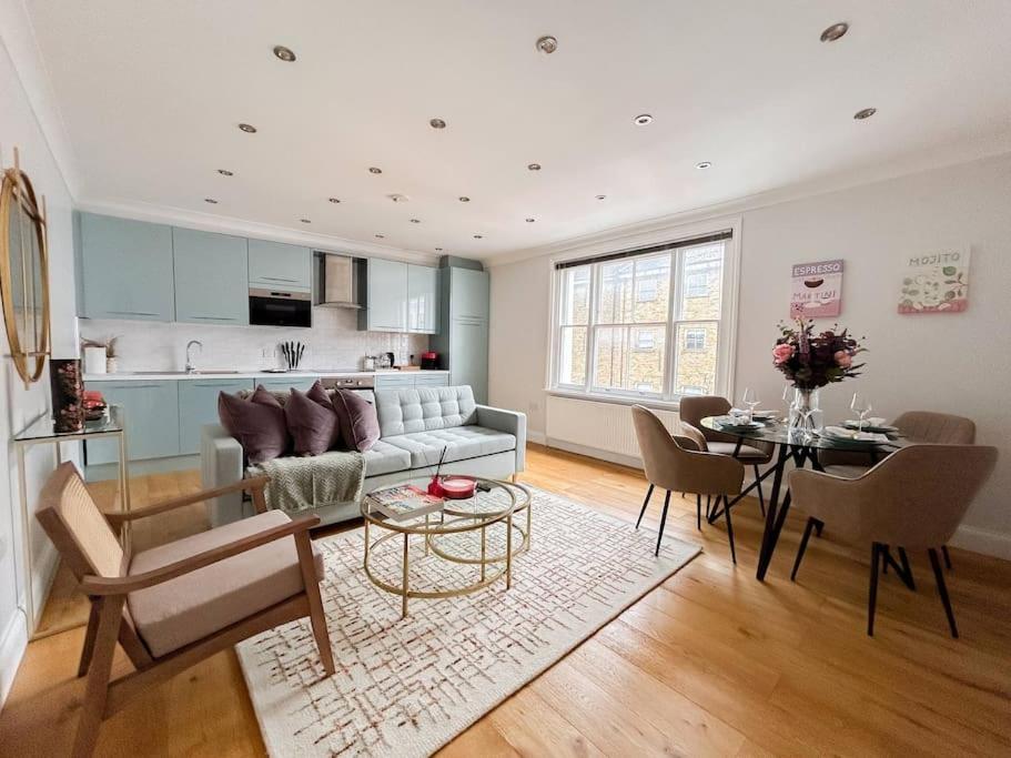 sala de estar con sofá y mesa en Charming one bedroom flat on Portobello Road en Londres