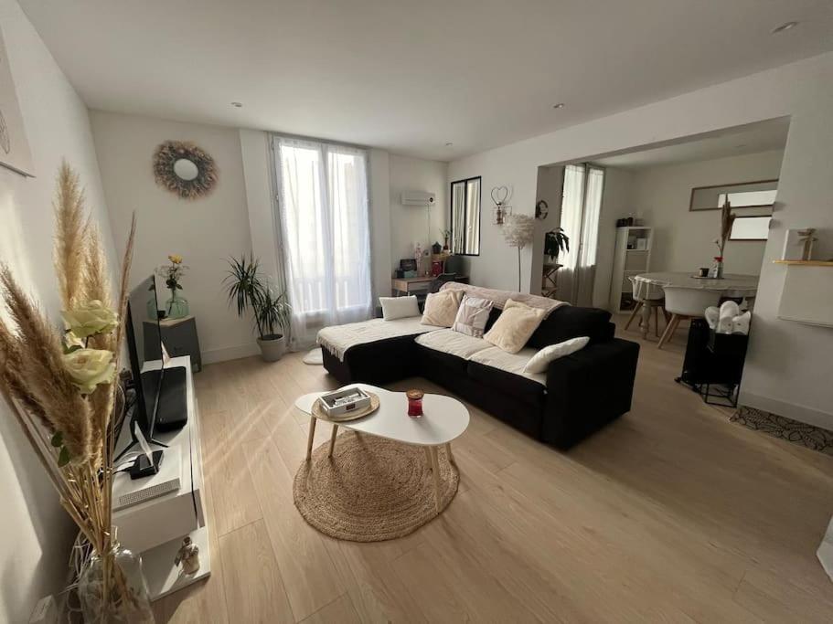 un salon avec un canapé et une table dans l'établissement Appart près de toutes commodités 1 ch 1 lit 2 p, à Aix-en-Provence
