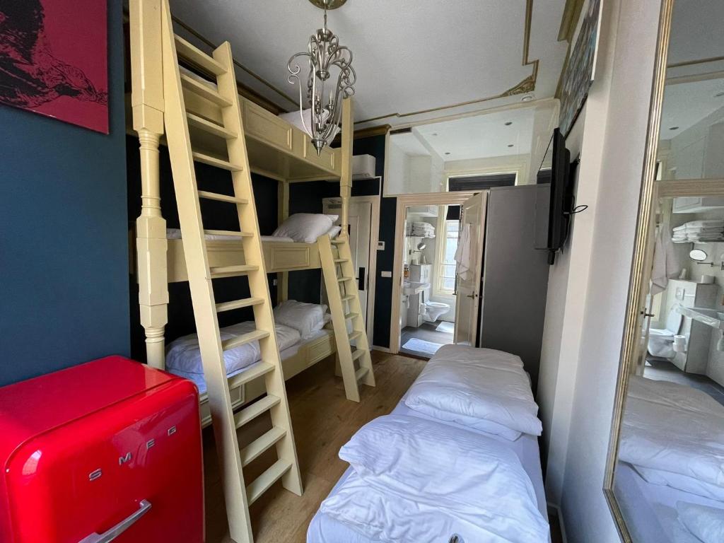 Ein Bett oder Betten in einem Zimmer der Unterkunft Amsterdam Rembrandt Square city center Hotel