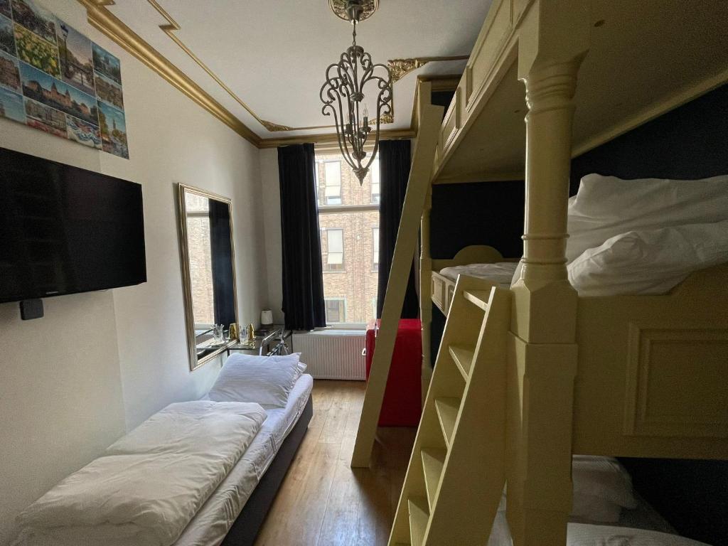 Ein Bett oder Betten in einem Zimmer der Unterkunft Amsterdam Rembrandt Square city center Hotel