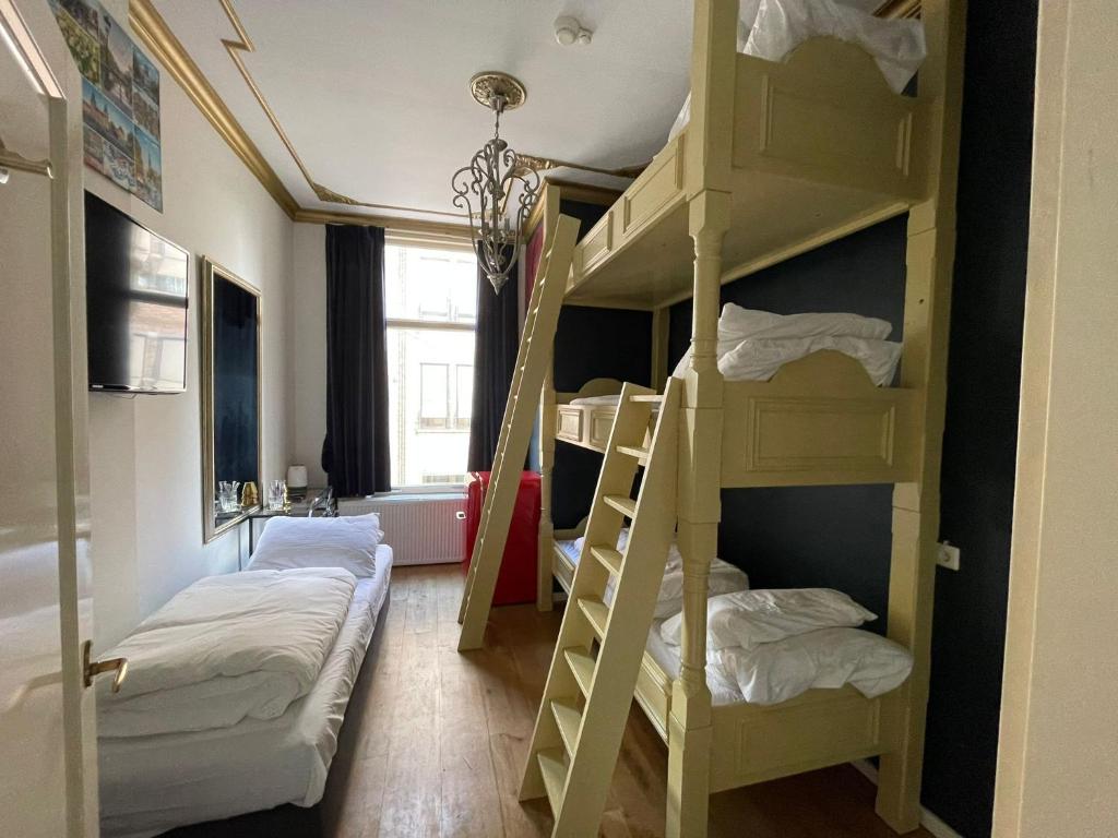 Ein Bett oder Betten in einem Zimmer der Unterkunft Amsterdam Rembrandt Square city center Hotel