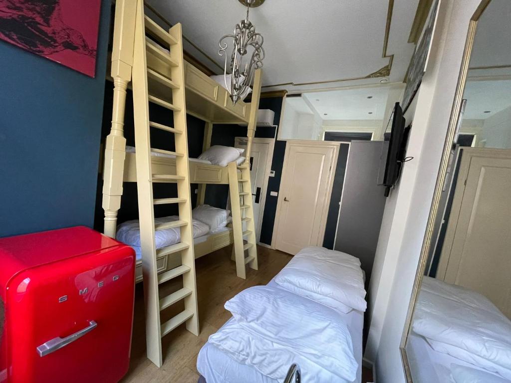 Ein Bett oder Betten in einem Zimmer der Unterkunft Amsterdam Rembrandt Square city center Hotel