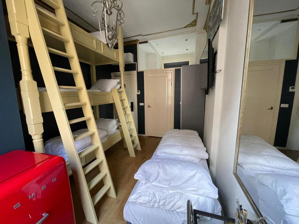 Ein Bett oder Betten in einem Zimmer der Unterkunft Amsterdam Rembrandt Square city center Hotel