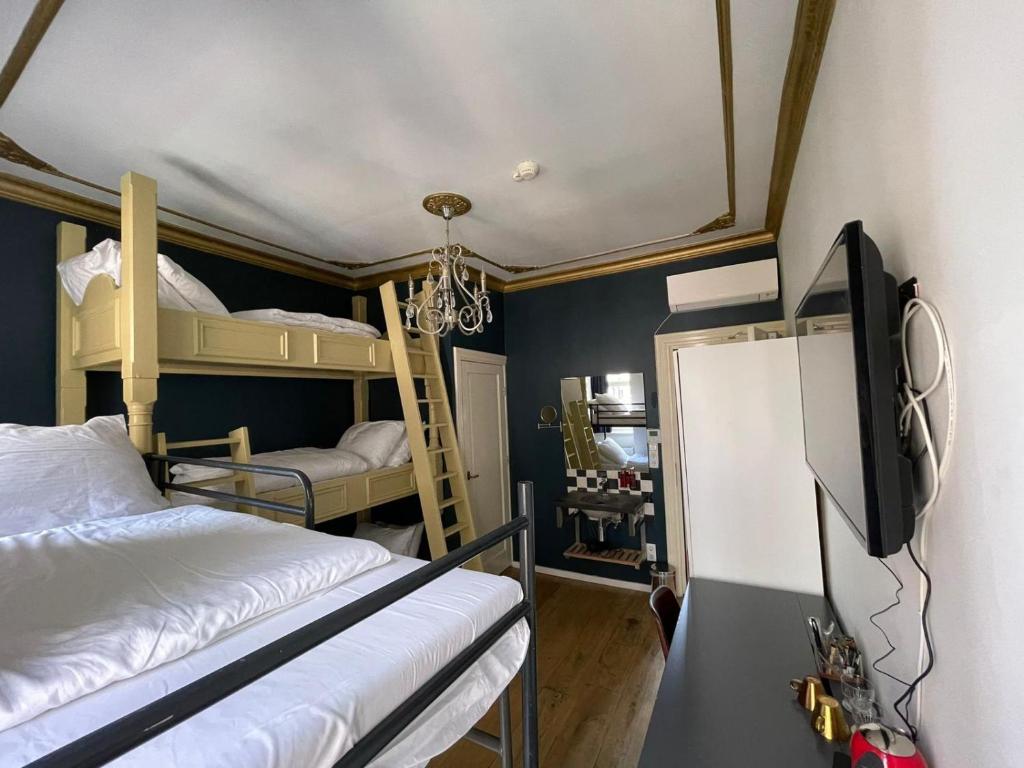 Ein Bett oder Betten in einem Zimmer der Unterkunft Amsterdam Rembrandt Square city center Hotel
