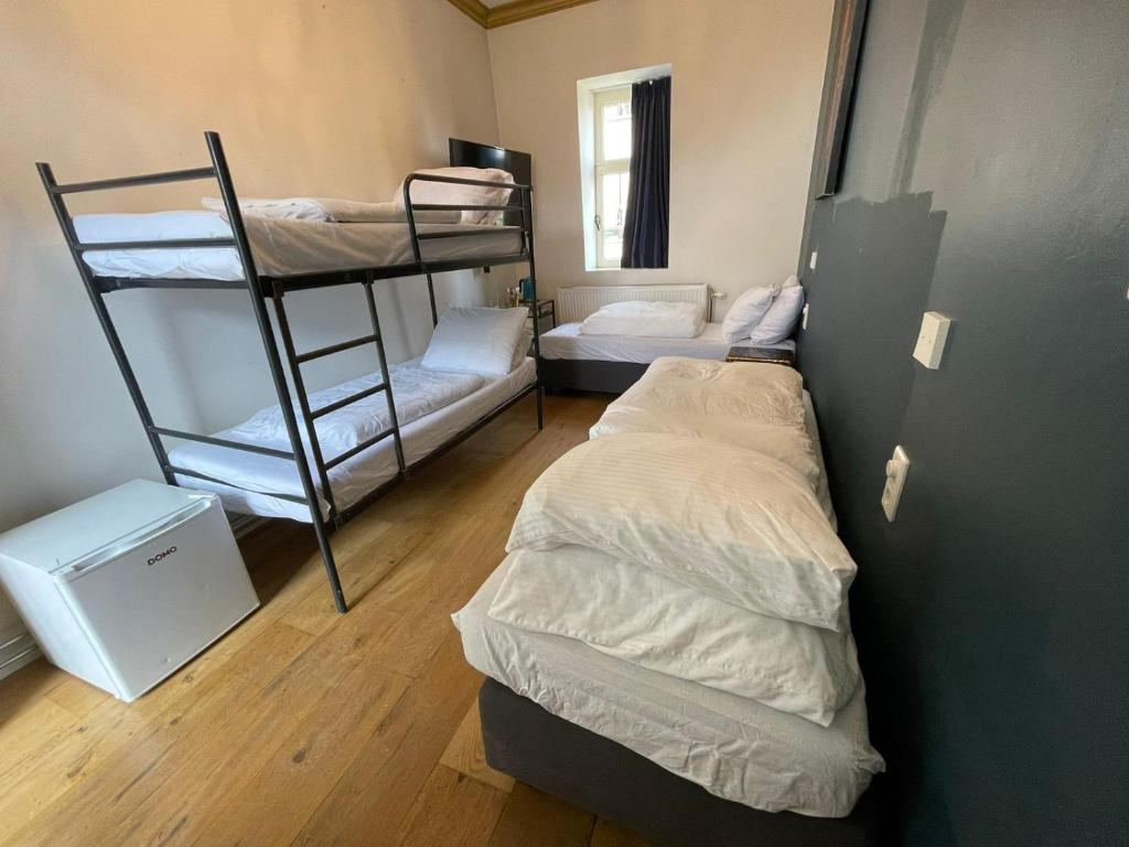 Ein Bett oder Betten in einem Zimmer der Unterkunft Amsterdam Rembrandt Square city center Hotel