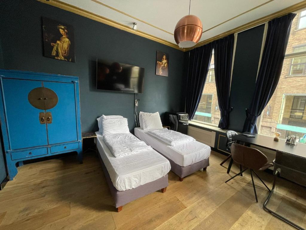 Ein Sitzbereich in der Unterkunft Amsterdam Rembrandt Square city center Hotel