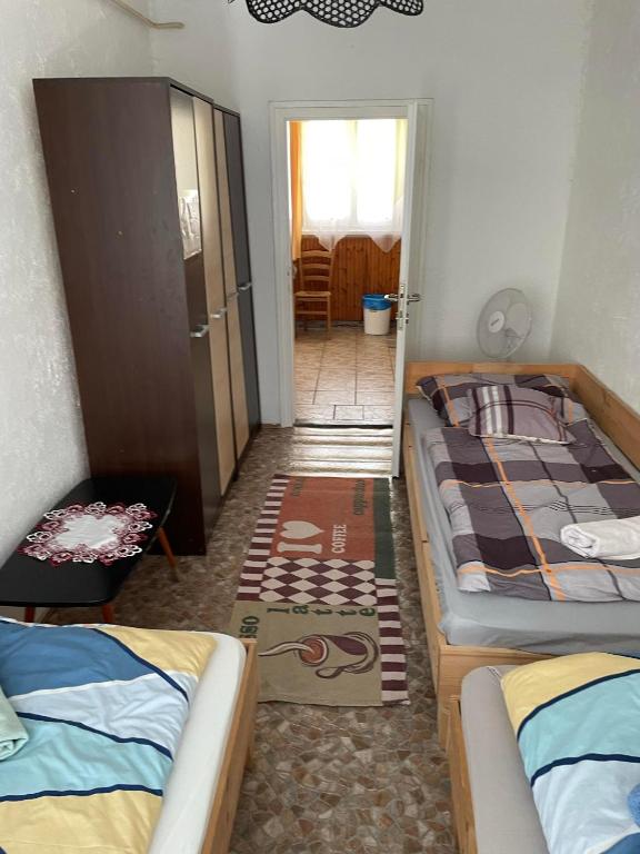 Posteľ alebo postele v izbe v ubytovaní ORSI Eco apartman Kecskemét
