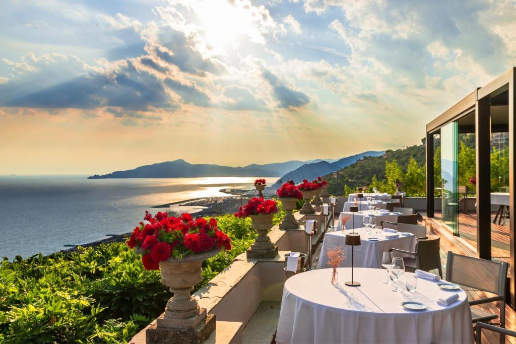 een restaurant met uitzicht op de oceaan bij Villa Riviera Resort in Lavagna