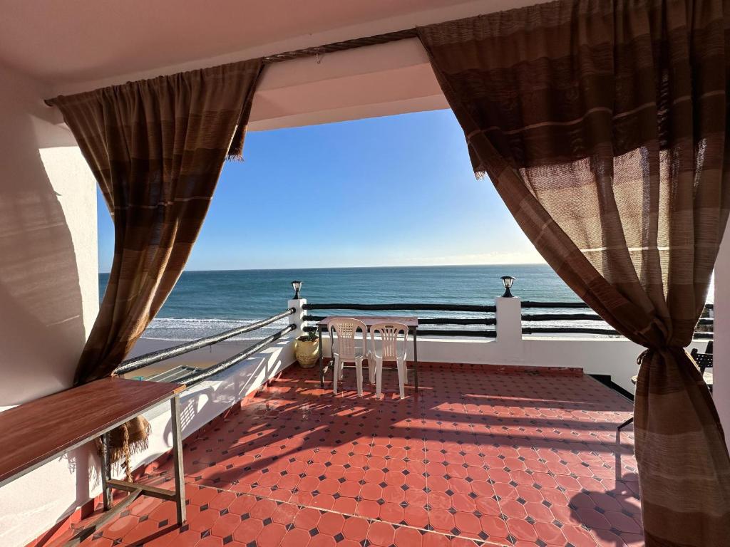 uma varanda com vista para o oceano em Taghazout appartement em Taghazout