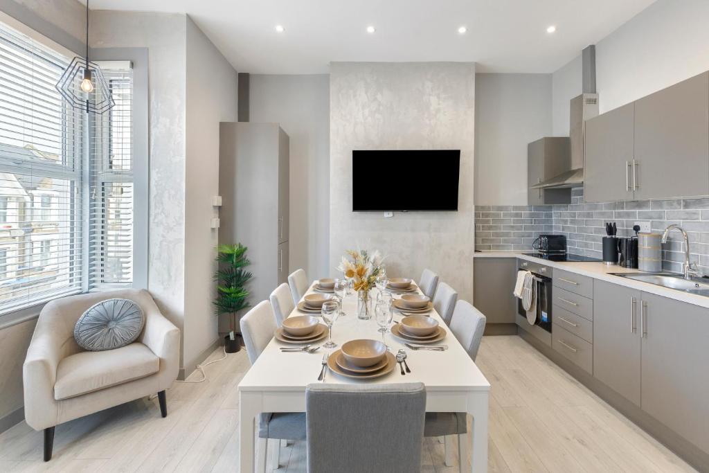 een keuken met een witte tafel en stoelen in een kamer bij Wembley Luxury 3 Bedroom in Londen
