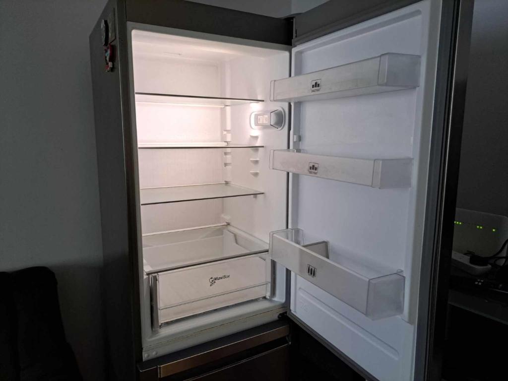 un réfrigérateur vide avec une porte ouverte dans une pièce dans l'établissement Zoev, à Plovdiv
